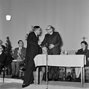 128516 Afbeelding van het afscheid van pastoor H.J. Veeger in de Christus Konigkerk (Marshalllaan 139) te Utrecht.